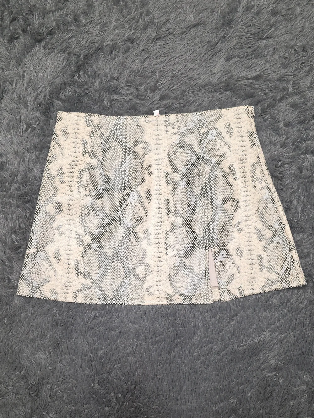 Olivaceous- Snake-Print Mini Skirt. Size L. NWT! - Picture 1 of 7